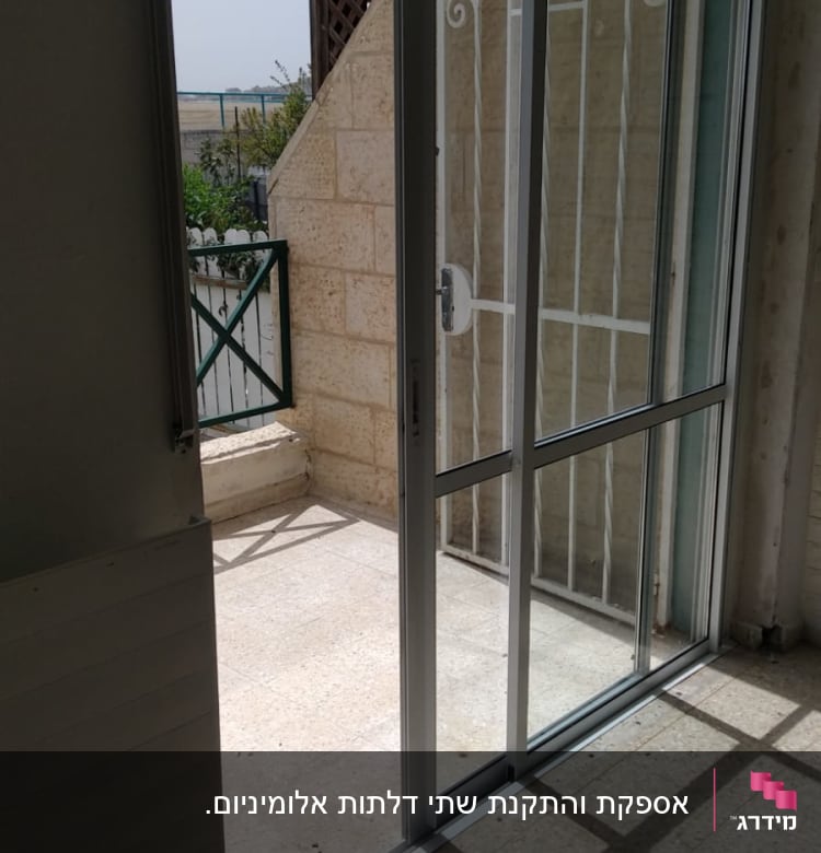 דלת הזזה מאלומיניום עם מסגרת זכוכית